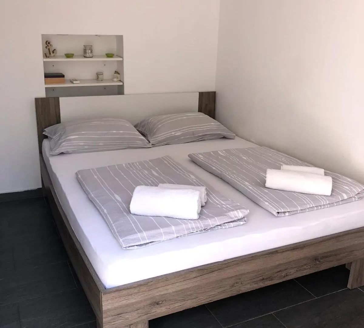 Apartment Deni Pula 0*,